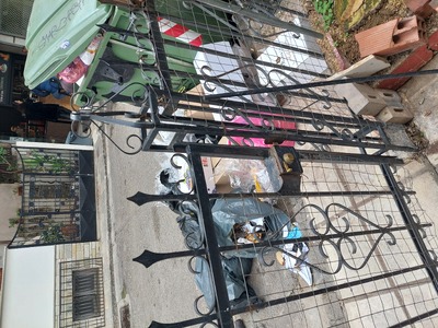 ΣΚΟΥΠΙΔΙΑ ΠΡΟΣΤΑ ΣΤΗΝ ΕΙΣΟΔΟ ΤΗΣ ΟΙΚΟΔΟΜΗΣ