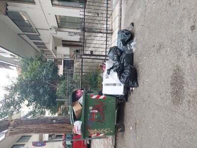 ΣΚΟΥΠΙΔΙΑ ΠΡΟΣΤΑ ΣΤΗΝ ΕΙΣΟΔΟ ΤΗΣ ΟΙΚΟΔΟΜΗΣ