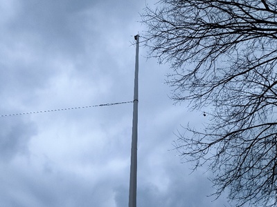 Κολώνα ηλεκτροφωτισμου που κλείνει το πεζοδρόμιο