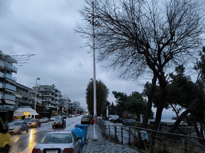 Κολώνα ηλεκτροφωτισμου που κλείνει το πεζοδρόμιο