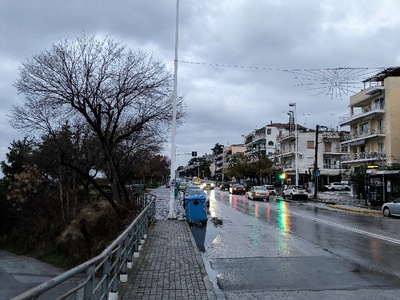 Κολώνα ηλεκτροφωτισμου που κλείνει το πεζοδρόμιο