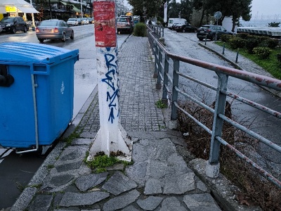 Κολώνα ηλεκτροφωτισμου που κλείνει το πεζοδρόμιο