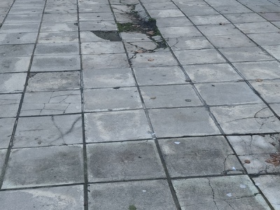 Κατεστραμένο και επικίνδυνο πεζοδρόμιο