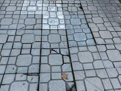 Κατεστραμένο και επικίνδυνο πεζοδρόμιο