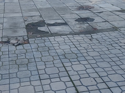 Κατεστραμένο και επικίνδυνο πεζοδρόμιο