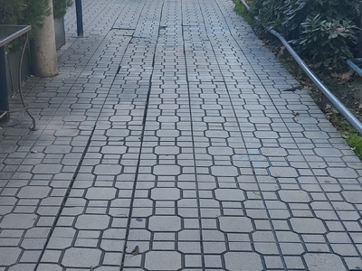 Κατεστραμένο και επικίνδυνο πεζοδρόμιο