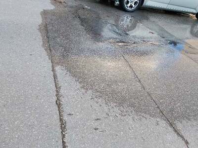 Διαρροή  νερού από την άσφαλτο