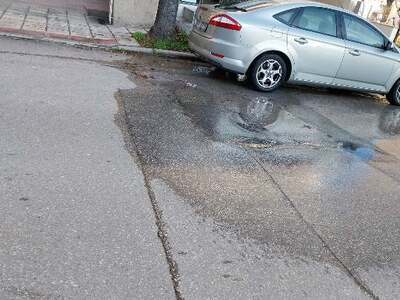 Διαρροή  νερού από την άσφαλτο