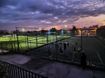 ΑΝΕΠΑΡΚΗΣ ΦΩΤΙΣΜΟΣ ΣΤΟ ΓΗΠΕΔΆΚΙ 5Χ5 ΣΤΗΝ ΑΥΛΗ ΤΟΥ 3ΟΥ ΔΗΜΟΤΙΚΌ