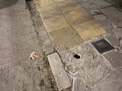 Τρυπες στο πεζοδρομιο