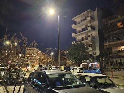 καμένη λαμπα σε κολώνα