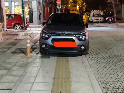 Δεν υπάρχει πεζοδρόμιο για τους πεζούς