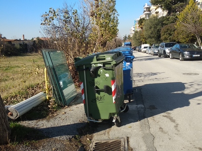 Υαλοπίνακες στο πεζοδρόμιο