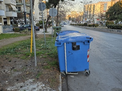 ΜΠΛΕ ΚΑΔΟΙ - να μπουν εντός πεζοδρόμιου