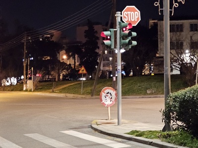 βανδαλισμενες ταμπέλες