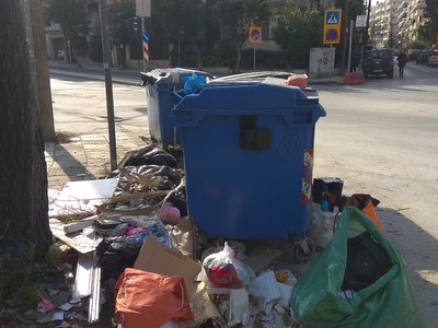 Χύμα σκουπίδια δίπλα σε κάδο απορριμάτων επί 3 εβδομάδες