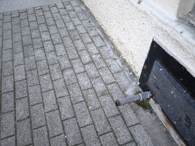 Σωλήνας που προεξέχει στο Δημαρχείο Καλαμαριας