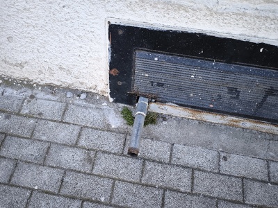 Σωλήνας που προεξέχει στο Δημαρχείο Καλαμαριας