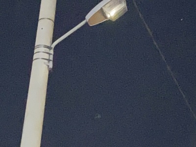 Καμένη λάμπα σε κολώνα της Δ.Ε.Η.