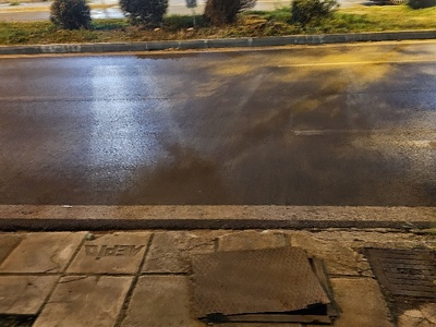 τρύπα στο πεζοδρόμιο