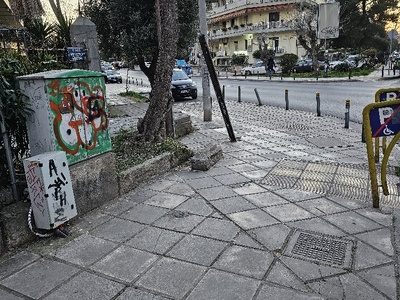 επικίνδυνη πέτρα πανω στο πεζοδρόμιο