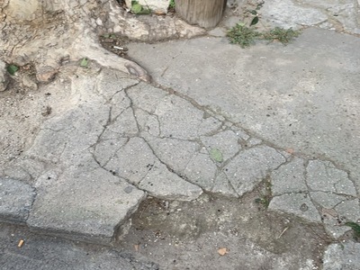 σπασμενο πεζοδρομιο