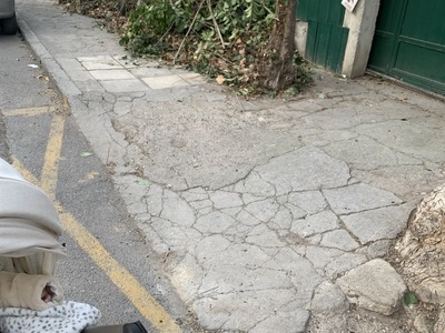 σπασμενο πεζοδρομιο
