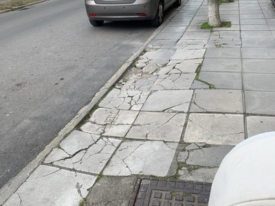 κατεστραμμενο πεζοδρομιο