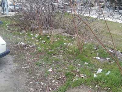 Σκουπίδια δίπλα στο 10ο Δημοτικό