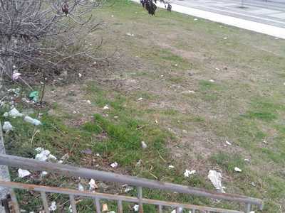 Σκουπίδια δίπλα στο 10ο Δημοτικό