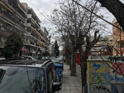 Ελάχιστο πεζοδρόμιο σε είσοδο νηπιαγωγείου. Προχωρήστε σε διαπλάτυνση του