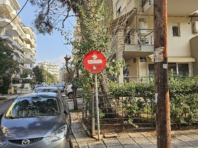 βανδαλισμενες ταμπέλες