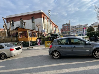 Μονιμη καιβπαρανομη σταθμευση στην πλατεια