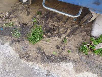 Λάσπη σε χώρο κάδων αποριμάτων