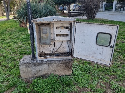 Ανοιχτο κουτι ηλεκτροδοτησης        ΕΠΕΙΓΟΝ   ΘΕΡΜΑΙΚΟΥ