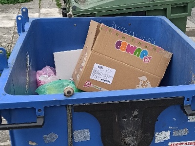 Πλυσιμο ΚΑΔΩΝ Και λειπει  καπακι απο μπλε καδο εδω και μηνες.