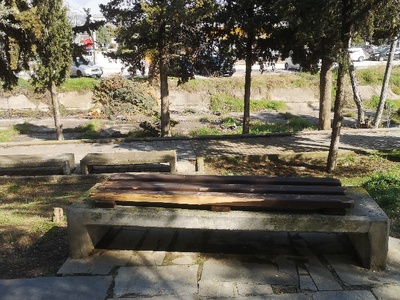 Σπασμένο παγκάκι