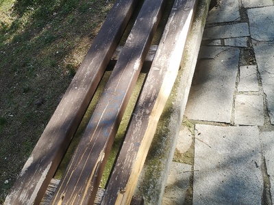 Σπασμένο παγκάκι