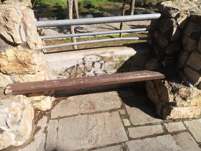 Σπασμένο παγκακι