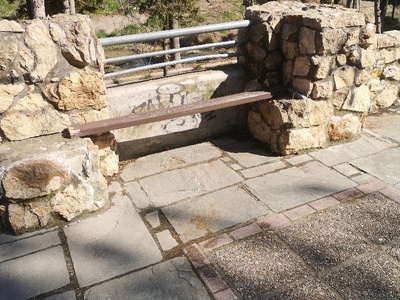 Σπασμένο παγκακι