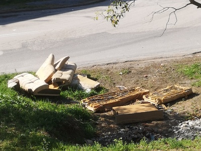 Πεταμένοι καναπέδες