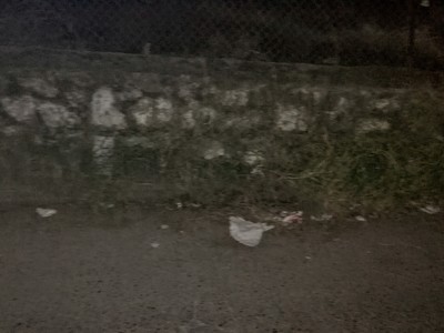 Ημιτελής καθαρισμός πεζοδρομίου