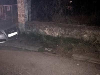 Ημιτελής καθαρισμός πεζοδρομίου