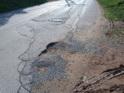 Τρύπα στον δρόμο στο γεφυράκι του Φοίνικα