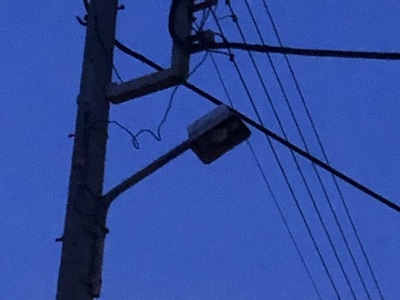 Καμένη λάμπα σε κολώνα της Δ.Ε.Η.