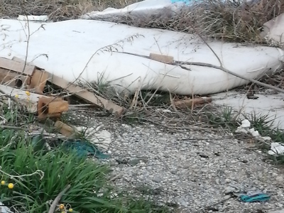 Σε αθλια κατασταση η αλανα οδος κατατασου με μετρων στην εγκαταλελειμμενη Βιλλα "ΘΑΣΟΣ  γεματη σκουπιδια και παραβατικες δραστηριοτητες