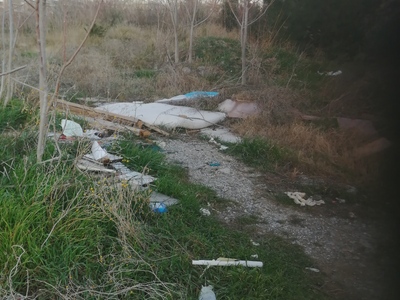 Σε αθλια κατασταση η αλανα οδος κατατασου με μετρων στην εγκαταλελειμμενη Βιλλα "ΘΑΣΟΣ  γεματη σκουπιδια και παραβατικες δραστηριοτητες