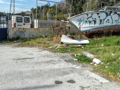 Εναπόθεση σκουπιδιών στη Μαρίνα Αρετσού