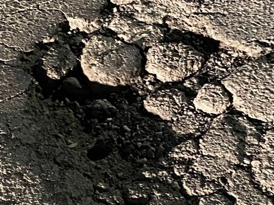 Επικίνδυνες λακκούβες στο οδόστρωμα