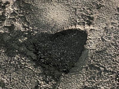 Επικίνδυνες λακκούβες στο οδόστρωμα